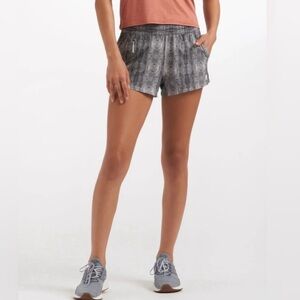 Vuori M Gray black Athletic Shorts Lightweight Elastic Waist zippered pockets